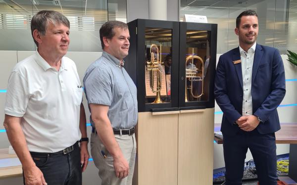 Volksbank-Firmenkundenleiter Ingo Schleif (rechts) begrüßte am Dienstagabend in der Hauptstelle am Marktplatz in Emmendingen Innungsobermeister Willi Reinbold (links) und den Gesellenprüfungsvorsitzenden Klaus Herrmann.
Bild: Schreinerinnung Emmendingen Volksbank-Firmenkundenleiter Ingo Schleif (rechts) begrüßte am Dienstagabend in der Hauptstelle am Marktplatz in Emmendingen Innungsobermeister Willi Reinbold (links) und den Gesellenprüfungsvorsitzenden Klaus Herrmann.
Bild: Schreinerinnung Emmendingen