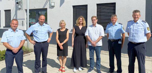 Landrat Kistler (Waldshut) dankte Bundes- und Landespolizei für Unterstützung bei Registrierung der ukrainischen Flüchtlinge.
Von links: Christian Wilbs (Bundespolizei, Sachgebietsleiter Einsatz/Auswertung), Florian Hauser (Landespolizei Revierleiter Waldshut), Petra Hall (Leiterin Amt für öffentliche Ordnung und Ausländerwesen), Lisa Matt (stellvertretende Abteilungsleitung Ausländerwesen), Andreas Tscherning (Abteilungsleitung Ausländerwesen), Heiko Dobler (Bundespolizei, Revierverantwortlicher Waldshut) und Albert Zeh (Landespolizei, Revierleiter Bad Säckingen).
Foto: Landratsamt Waldshut, 04.08.2022) Landrat Kistler (Waldshut) dankte Bundes- und Landespolizei für Unterstützung bei Registrierung der ukrainischen Flüchtlinge.
Von links: Christian Wilbs (Bundespolizei, Sachgebietsleiter Einsatz/Auswertung), Florian Hauser (Landespolizei Revierleiter Waldshut), Petra Hall (Leiterin Amt für öffentliche Ordnung und Ausländerwesen), Lisa Matt (stellvertretende Abteilungsleitung Ausländerwesen), Andreas Tscherning (Abteilungsleitung Ausländerwesen), Heiko Dobler (Bundespolizei, Revierverantwortlicher Waldshut) und Albert Zeh (Landespolizei, Revierleiter Bad Säckingen).
Foto: Landratsamt Waldshut, 04.08.2022)