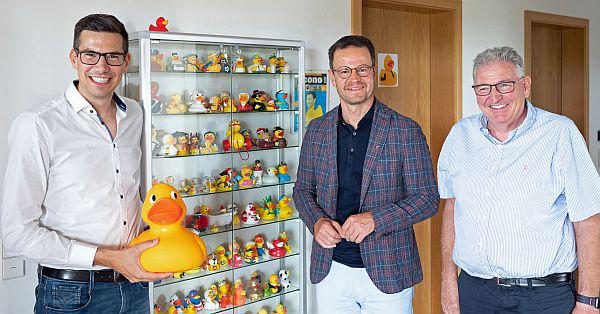 Fritz Gebäudetechnik in Offenburg: Die Ente, die jeder kennt.
Immer mit Ente: Oberbürgermeister Marco Steffens (Mitte) mit Karl-Hans Petersen (rechts) und Christoph Petersen (links). 

Foto: Stadt Offenburg - Hohnwald