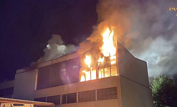 Feuerwehreinsatz wegen Wohnungsbrand in Bürogebäude in Arlesheim.

Foto: Polizei Basel-Landschaft