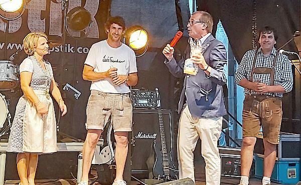 Partnerstadt von Rheinfelden hatte zu traditionellem Laubenfest eingeladen.
Oberbürgermeister Klaus Eberhardt überreichte der Neumarkter Bürgermeisterin Karin Jost zum Laubenfest ein Präsent aus Rheinfelden.
Foto: Stadt Rheinfelden Partnerstadt von Rheinfelden hatte zu traditionellem Laubenfest eingeladen.
Oberbürgermeister Klaus Eberhardt überreichte der Neumarkter Bürgermeisterin Karin Jost zum Laubenfest ein Präsent aus Rheinfelden.
Foto: Stadt Rheinfelden