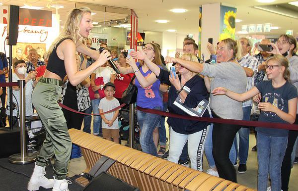 "Schlagerengel" Anna-Carina Woitschack in der Schwarzwald-City gefeiert!
REGIOTRENDS-Foto: Reinhard Laniot "Schlagerengel" Anna-Carina Woitschack in der Schwarzwald-City gefeiert!
REGIOTRENDS-Foto: Reinhard Laniot
