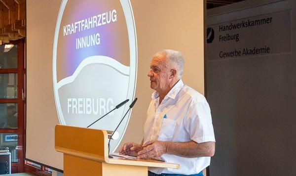 11. AZUBI-Tag der KFZ-Innung Freiburg.
Der Geschäftsführer der KFZ-Innung Freiburg, Erhard Bender.
REGIOTRENDS-Foto: Jens Glade 11. AZUBI-Tag der KFZ-Innung Freiburg.
Der Geschäftsführer der KFZ-Innung Freiburg, Erhard Bender.
REGIOTRENDS-Foto: Jens Glade