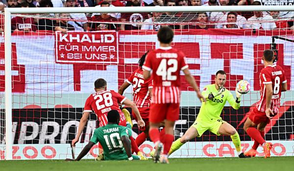 Fußball-Bundesliga: Sehenswerte torlose Partie zwischen dem  SC Freiburg und Borussia Mönchengladbach

Starker Rückhalt : SC-Torhüter Marc Flekken

REGIOTRENDS-Foto: Stephan Eckenfels