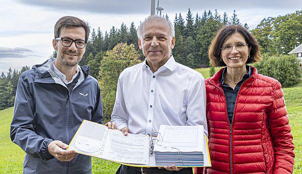 Neues Power-Windrad für Freiburg - Immissionsschutzrechtliche Genehmigung für 229 Meter hohe Repowering-Anlage auf Holzschlägermatte erteilt.
Oberbürgermeister Martin Horn (links) und Umweltbürgermeisterin Christine Buchheit bei der symbolischen Übergabe der immissionsschutzrechtlichen Baugenehmigung an Geschäftsführer Andreas Markowsky (regiowind Freiburg KG) für das neue Windrad auf der Holzschlägermatte.

Foto: Stadt Freiburg - M.Spiegelhalter

 