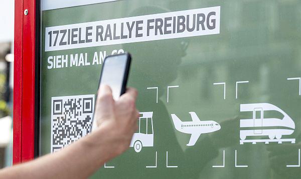 Nachhaltigkeit gemeinsam erleben mit der 17Ziele Rallye Freiburg.
Station 13 am Europaplatz zum Nachhaltigkeitsziel „Maßnahmen  zum Klimaschutz“: Hier können Teilnehmende der Stadtrallye den CO2-Ausstoß verschiedener Verkehrsmittel als virtuelle Animation vergleichen.  

Foto: Freiburger Verkehrs AG 