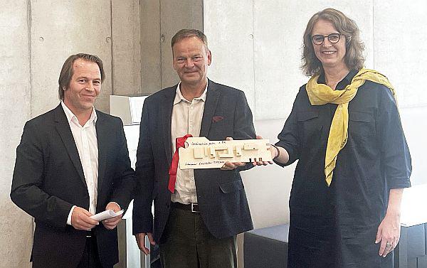 Dritter Bauabschnitt der Erweiterung der Gewerblich-Technischen Schule Offenburg eingeweiht.
Bei der Schlüsselübergabe (von links): Architekt Gunnar Lehmann, Landrat Frank Scherer und die neue Schulleiterin Tanja Drössel.

Foto: Landratsamt Ortenaukreis