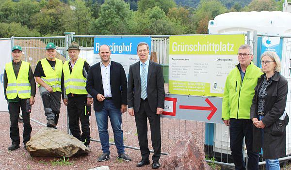 Neuer Grünschnittplatz in Waldkirch wurde eröffnet.
Freuen sich über die Eröffnung des Grünschnittplatzes am neuen Standort (von links): Die drei Betreuer des Grünschnittplatzes, Oberbürgermeister Roman Götzmann, Landrat Hanno Hurth, Willi Ritter vom Maschinenring und Annemarie Bastuck vom Eigenbetrieb Abfallwirtschaft des Landratsamt Emmendingen.

Fotovermerk: Landratsamt Emmendingen