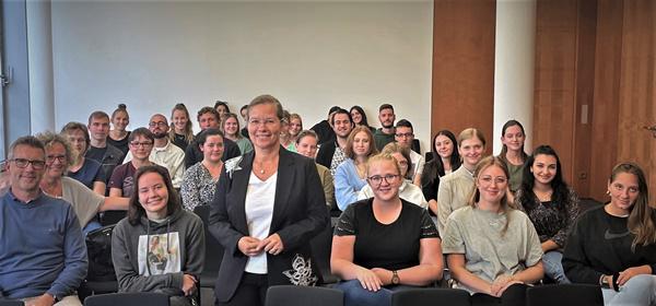 Ein Gespräch mit der hiesigen Bundestagsabgeordneten Diana Stöcker (Mitte) stand für die Azubis und deren Begleiter ebenfalls auf dem Programm ihrer Berlin-Reise.

Bildquelle: Stadtverwaltung Weil am Rhein