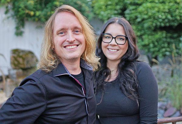 Bistro im Schlachthof Lahr wird zum „Dreyspring“.
Sebastian Class (Geschäftsführer der Badische Entertainment GmbH) und Chiara Seger (Betriebsleiterin des „Dreyspring“) vor dem Schlachthof Lahr.
Foto: Stadt Lahr - Badische Entertainment GmbH
Bistro im Schlachthof Lahr wird zum „Dreyspring“.
Sebastian Class (Geschäftsführer der Badische Entertainment GmbH) und Chiara Seger (Betriebsleiterin des „Dreyspring“) vor dem Schlachthof Lahr.
Foto: Stadt Lahr - Badische Entertainment GmbH