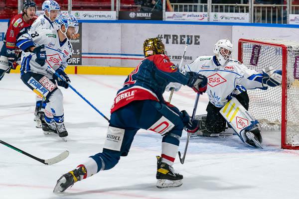 EHC Freiburg gewinnt erstes Saison-Heimspiel gegen Dresden mit 2:1
Das 2:1 durch Tor Immo.
REGIOTRENDS-Foto: Jens Glade EHC Freiburg gewinnt erstes Saison-Heimspiel gegen Dresden mit 2:1
Das 2:1 durch Tor Immo.
REGIOTRENDS-Foto: Jens Glade
