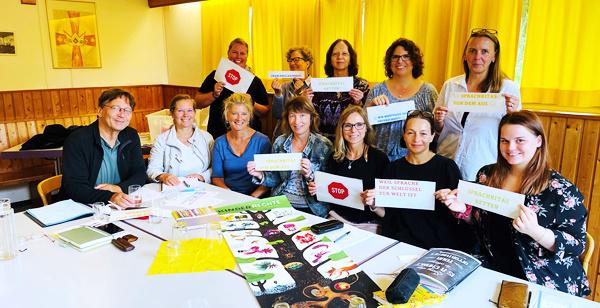 V. li.: Franz Schmider (Bürgerstiftung Lörrach), Diana Stöcker,  Michaela Kern (Bürgerstiftung Lörrach), Mitarbeiterinnen verschiedener Sprach-Kitas.

Bild: Büro Stöcker