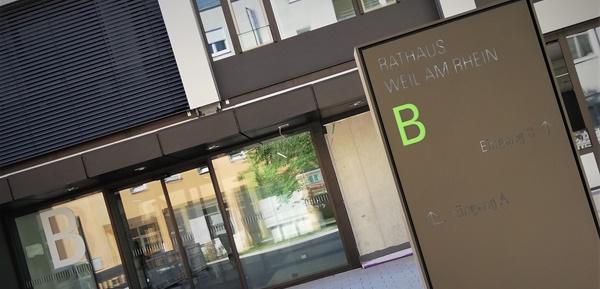 In den Wintermonaten wird der Haupteingang des Rathauses auf die Nordseite des Gebäudes (Eingang B, Erweiterungsbau) verlegt, der über eine Schleuse verfügt.
Bildquelle: Stadtverwaltung Weil am Rhein / Bähr In den Wintermonaten wird der Haupteingang des Rathauses auf die Nordseite des Gebäudes (Eingang B, Erweiterungsbau) verlegt, der über eine Schleuse verfügt.
Bildquelle: Stadtverwaltung Weil am Rhein / Bähr