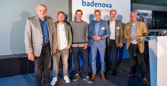 Die Referenten des Wasserkolloquiums 2022:
V.li.: Dr. Martin Lindenlaub (Landratsamt Breisgau Hochschwarzwald), Philip Grimm (Grimm Water Solutions), Joscha Schelhorn (GIT HydroS Consult GmbH, Freiburg),
Heinz-Werner Hölscher (Vorstand badenova), Klaus Rhode (Leiter Wasser/Abwasser bnNETZE), Roland Weis (Moderation, Leiter Unternehmenskommunikation badenova, seit Mitte September im Ruhestand)
Bildquelle badenova, Fotograf Jonas Conklin.
Die Referenten des Wasserkolloquiums 2022:
V.li.: Dr. Martin Lindenlaub (Landratsamt Breisgau Hochschwarzwald), Philip Grimm (Grimm Water Solutions), Joscha Schelhorn (GIT HydroS Consult GmbH, Freiburg),
Heinz-Werner Hölscher (Vorstand badenova), Klaus Rhode (Leiter Wasser/Abwasser bnNETZE), Roland Weis (Moderation, Leiter Unternehmenskommunikation badenova, seit Mitte September im Ruhestand)
Bildquelle badenova, Fotograf Jonas Conklin.