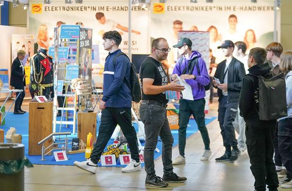 Jede Menge Infos, spannende Aktionen zum Mitmachen, wertvolles Networking und intensive Beratungsgespräche an den Ständen: Mit 9.199 Besuchern (Vorjahr: 8.361) ist die dreitägige Jobs for Future – Messe für Arbeitsplätze, Aus- und Weiterbildung, Studium am Samstagabend zu Ende gegangen. Rund 250 Unternehmen, Hochschulen, Institutionen und Bildungseinrichtungen präsentierten ihre aktuellen Jobs- und Ausbildungsangebote, Studiengänge und Weiterbildungsmöglichkeiten. Bei einer Umfrage zeigten sich die Aussteller sehr zufrieden. „Wir hatten viele konstruktive Einzelgespräche – Klasse statt Masse!“ freute sich beispielsweise Michael Steiger, DEHOGA Fachgruppenvorsitzender Gastronomie BW. Fast alle befragten Aussteller haben bereits jetzt ihre Teilnahme für März 2023 zugesagt. 

Bild: SMA Südwest Messe- und Ausstellungs-GmbH - Michael Kienzle.
