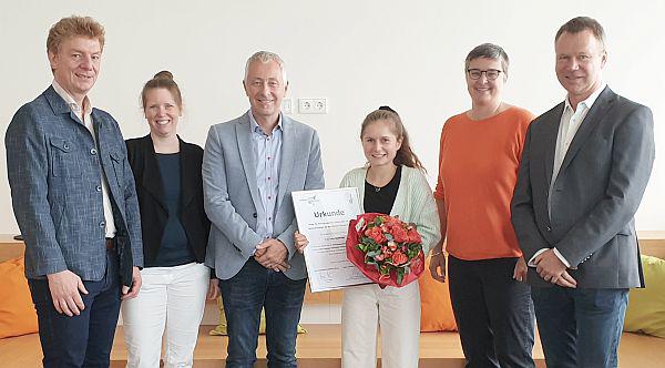 Technologiestiftung BioMed Freiburg und Universität vergaben Schüler-Förderpreise für das Fach „Biotechnologie“.
Von links: Markus Henkes (Schulleiter | Merian-Schule), Thalia Seeger (Fachlehrerin Biotechnologie | Merian-Schule), Stefan Rensing (Prorektor für Forschung und Innovation | Universität Freiburg), Julia Bassenge (Preisträgerin), Hanna Böhme (Vorstand | Technologiestiftung BioMed Freiburg) und Ralf P. Meyer (Fachabteilungsleiter Berufliche Gymnasien | Merian-Schule).
Foto: Freiburg Wirtschaft Touristik und Messe GmbH
Technologiestiftung BioMed Freiburg und Universität vergaben Schüler-Förderpreise für das Fach „Biotechnologie“.
Von links: Markus Henkes (Schulleiter | Merian-Schule), Thalia Seeger (Fachlehrerin Biotechnologie | Merian-Schule), Stefan Rensing (Prorektor für Forschung und Innovation | Universität Freiburg), Julia Bassenge (Preisträgerin), Hanna Böhme (Vorstand | Technologiestiftung BioMed Freiburg) und Ralf P. Meyer (Fachabteilungsleiter Berufliche Gymnasien | Merian-Schule).
Foto: Freiburg Wirtschaft Touristik und Messe GmbH