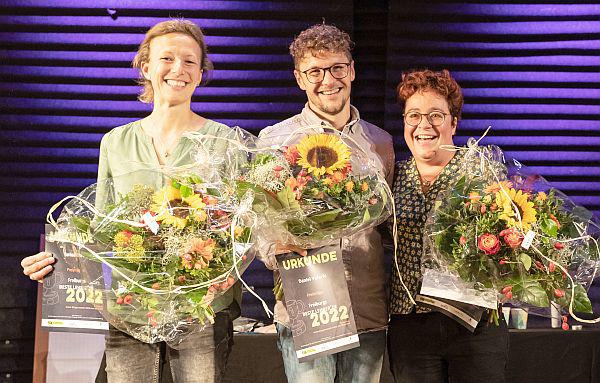 „Schule kann man nur gemeinsam machen“ - Theresia Ehret, Marianne Jöllenbeck und Daniel Volaric gewannen den 4. Freiburger Lehrerpreis.
Von links: Theresa Ehret, Daniel Volaric und Marianne Jöllenbeck.
Foto: Waltraud Hanser/Wilhelm Oberle-Stiftung - Martin Koswig „Schule kann man nur gemeinsam machen“ - Theresia Ehret, Marianne Jöllenbeck und Daniel Volaric gewannen den 4. Freiburger Lehrerpreis.
Von links: Theresa Ehret, Daniel Volaric und Marianne Jöllenbeck.
Foto: Waltraud Hanser/Wilhelm Oberle-Stiftung - Martin Koswig