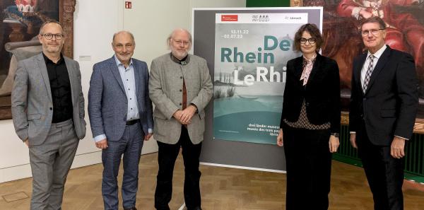 Projektpartner aus Frankreich, Deutschland und der Schweiz präsentieren bei der Auftaktveranstaltung in den Reiß-Engelhorn-Museen Mannheim insgesamt 38 Ausstellungen zum Rhein - unter Ihnen Projektkoordinator Markus Moehring (Leiter Dreiländermuseum Lörrach, Mitte) und Prof. Dr. Wilfried Rosendahl (2. von links vorne, Generaldirektor Reiß-Engelhorn-Museen Mannheim) | © rem, Foto: Rebecca Kind Projektpartner aus Frankreich, Deutschland und der Schweiz präsentieren bei der Auftaktveranstaltung in den Reiß-Engelhorn-Museen Mannheim insgesamt 38 Ausstellungen zum Rhein - unter Ihnen Projektkoordinator Markus Moehring (Leiter Dreiländermuseum Lörrach, Mitte) und Prof. Dr. Wilfried Rosendahl (2. von links vorne, Generaldirektor Reiß-Engelhorn-Museen Mannheim) | © rem, Foto: Rebecca Kind