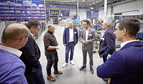 Peter Huber Kältemaschinen AG war Gastgeberin des 42. Wirtschaftsforums der Stadt Offenburg.
Rundgang: Daniel Huber erklärt Oberbürgermeister Marco Steffens und weiteren Interessierten Details der Produktion.
Foto: Stadt Offenburg Peter Huber Kältemaschinen AG war Gastgeberin des 42. Wirtschaftsforums der Stadt Offenburg.
Rundgang: Daniel Huber erklärt Oberbürgermeister Marco Steffens und weiteren Interessierten Details der Produktion.
Foto: Stadt Offenburg