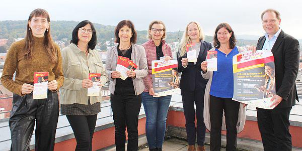 21. Oktober: Frauenwirtschaftstage im Landkreis Emmendingen.
Die Veranstalter und Kooperationspartner der Frauenwirtschaftstage in Emmendingen.
Foto: Pressestelle Landratsamt Emmendingen - Katharina Schwitzer 21. Oktober: Frauenwirtschaftstage im Landkreis Emmendingen.
Die Veranstalter und Kooperationspartner der Frauenwirtschaftstage in Emmendingen.
Foto: Pressestelle Landratsamt Emmendingen - Katharina Schwitzer