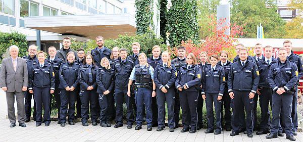 Rund 30 Einsatzkräfte der Polizei und des Zolls wurden neu nach Weil am Rhein versetzt.
Einsatzkräfte der Landes- und Bundespolizei sowie des Zolls, die allesamt in Weil am Rhein neu ihrem Dienst nachgehen, statteten auf Einladung von Oberbürgermeister Wolfgang Dietz zusammen mit ihren Vorgesetzten dem Rathaus einen Besuch ab.
Foto: Stadtverwaltung Weil am Rhein - Bähr
Rund 30 Einsatzkräfte der Polizei und des Zolls wurden neu nach Weil am Rhein versetzt.
Einsatzkräfte der Landes- und Bundespolizei sowie des Zolls, die allesamt in Weil am Rhein neu ihrem Dienst nachgehen, statteten auf Einladung von Oberbürgermeister Wolfgang Dietz zusammen mit ihren Vorgesetzten dem Rathaus einen Besuch ab.
Foto: Stadtverwaltung Weil am Rhein - Bähr