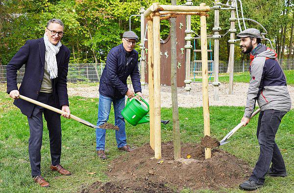 "Die Rotbuche - ein Veteran in der europäischen Flora" - Oberbürgermeister Markus Ibert (Lahr) pflanzte „Baum des Jahres 2022“.
Oberbürgermeister Markus Ibert pflanzt mit Richard Sottru und Adrian Frick, Abteilung Öffentliches Grün und Umwelt, eine Rotbuche im Lahrer Werderpark.
Foto: Stadt Lahr
"Die Rotbuche - ein Veteran in der europäischen Flora" - Oberbürgermeister Markus Ibert (Lahr) pflanzte „Baum des Jahres 2022“.
Oberbürgermeister Markus Ibert pflanzt mit Richard Sottru und Adrian Frick, Abteilung Öffentliches Grün und Umwelt, eine Rotbuche im Lahrer Werderpark.
Foto: Stadt Lahr