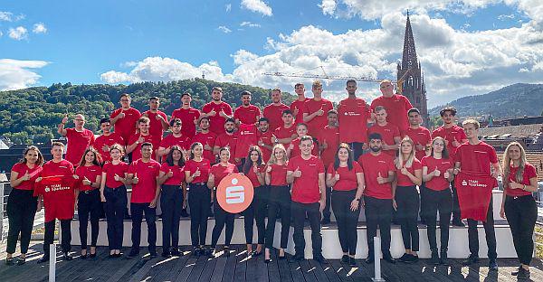 Sparkasse Freiburg-Nördlicher Breisgau startet mit 38 neuen Azubis in Ausbildungsjahr 2022.
Foto: Sparkasse Freiburg-Nördlicher Breisgau Sparkasse Freiburg-Nördlicher Breisgau startet mit 38 neuen Azubis in Ausbildungsjahr 2022.
Foto: Sparkasse Freiburg-Nördlicher Breisgau
