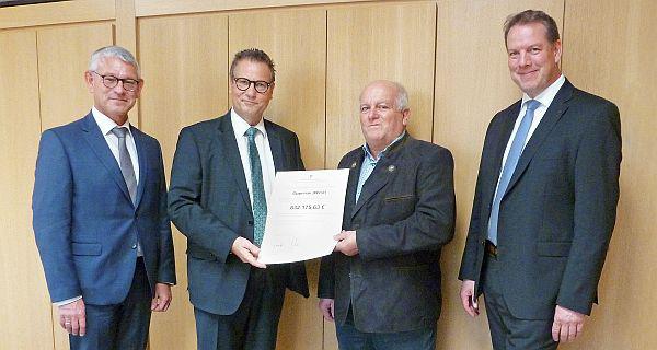 830.000 Euro Fördergelder für Wegebau im Flurneuordnungsverfahren Oppenau (West) bewilligt.
Im Beisein von Bürgermeister Uwe Gaiser und Ansgar Jäger vom Amt für Vermessung und Flurneuordnung überreichte Landwirtschaftsminister Hauk in Stuttgart den Bewilligungsbescheid an Martin Springmann (von links): Oppenaus Bürgermeister Uwe Gaiser, Minister Peter Hauk, Martin Springmann (Vorsitzender der Teilnehmergemeinschaft und Ortsvorsteher von Ibach) und Ansgar Jäger (Landratsamt Ortenaukreis).
Foto: Landratsamt Ortenaukreis - MLR BW 830.000 Euro Fördergelder für Wegebau im Flurneuordnungsverfahren Oppenau (West) bewilligt.
Im Beisein von Bürgermeister Uwe Gaiser und Ansgar Jäger vom Amt für Vermessung und Flurneuordnung überreichte Landwirtschaftsminister Hauk in Stuttgart den Bewilligungsbescheid an Martin Springmann (von links): Oppenaus Bürgermeister Uwe Gaiser, Minister Peter Hauk, Martin Springmann (Vorsitzender der Teilnehmergemeinschaft und Ortsvorsteher von Ibach) und Ansgar Jäger (Landratsamt Ortenaukreis).
Foto: Landratsamt Ortenaukreis - MLR BW