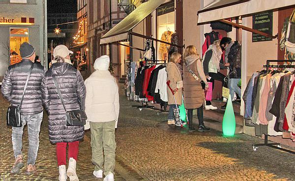 Wohlfühlatmosphäre beim vorweihnachtlichen Abend-Shoppen in Emmendingen
Bild: RT-Lokalteam "EM-extra" / Reinhard Laniot Wohlfühlatmosphäre beim vorweihnachtlichen Abend-Shoppen in Emmendingen
Bild: RT-Lokalteam "EM-extra" / Reinhard Laniot