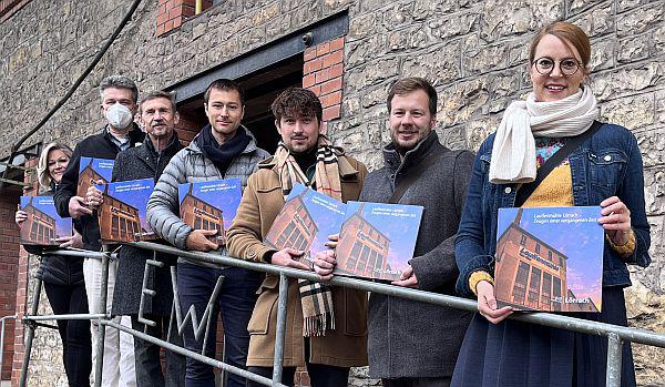 Stadt Lörrach veröffentlichte Bildband zum Lauffenmühle-Areal.
Von rechts: Bürgermeisterin Monika Neuhöfer-Avdić präsentierte den Bildband „Lauffenmühle Lörrach – Zeugen einer vergangenen Zeit“ zusammen mit Alexander Nöltner (Leiter des Fachbereichs Stadtplanung), den beteiligten Fotografen Maurice L. Kubitschek, Kristoff Meller und Juri Junkov, Burkhard Jorg (Wirtschaftsförderung Lörrach) sowie Sarah Czerwenka (grafische Gestalterin des Buches).
Fotohinweis: Stadt Lörrach/Kornelia Schiller Stadt Lörrach veröffentlichte Bildband zum Lauffenmühle-Areal.
Von rechts: Bürgermeisterin Monika Neuhöfer-Avdić präsentierte den Bildband „Lauffenmühle Lörrach – Zeugen einer vergangenen Zeit“ zusammen mit Alexander Nöltner (Leiter des Fachbereichs Stadtplanung), den beteiligten Fotografen Maurice L. Kubitschek, Kristoff Meller und Juri Junkov, Burkhard Jorg (Wirtschaftsförderung Lörrach) sowie Sarah Czerwenka (grafische Gestalterin des Buches).
Fotohinweis: Stadt Lörrach/Kornelia Schiller