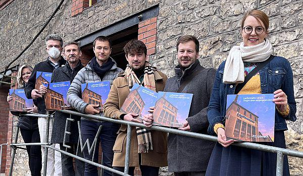 Stadt Lörrach veröffentlichte Bildband zum Lauffenmühle-Areal.
Von rechts: Bürgermeisterin Monika Neuhöfer-Avdić präsentierte den Bildband „Lauffenmühle Lörrach – Zeugen einer vergangenen Zeit“ zusammen mit Alexander Nöltner (Leiter des Fachbereichs Stadtplanung), den beteiligten Fotografen Maurice L. Kubitschek, Kristoff Meller und Juri Junkov, Burkhard Jorg (Wirtschaftsförderung Lörrach) sowie Sarah Czerwenka (grafische Gestalterin des Buches).

Fotohinweis: Stadt Lörrach/Kornelia Schiller