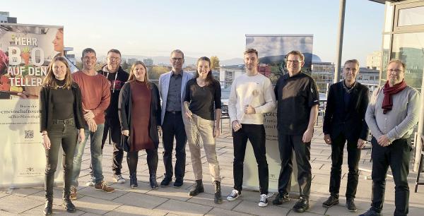 Regionales Bio auf den Tellern - Acht Einrichtungen aus Bio-Musterregion Freiburg gehen voran für mehr regionales Bio in den Kochtöpfen.
Von links: Andrea Gierden (Regionalmanagerin BMR), Martin Häker & Peter Bergmann (BBZ Stegen), Susanne Reinbold & Achim Ettwein (Kreisseniorenzentrum Kenzingen), Johanna Himmelsbach (Bildungshaus Kloster St. Ulrich), Johannes Forsthuber (Uniklinikum Freiburg), Holger Radenz (AOK Forum Freiburg), Bernhard Nägele (Bildungshaus Kloster St. Ulrich) und Thomas Veser (Kinderleicht genießen).
Foto: Landratsamt Emmendingen - Bio-Musterregion/Sebastian Bargon Regionales Bio auf den Tellern - Acht Einrichtungen aus Bio-Musterregion Freiburg gehen voran für mehr regionales Bio in den Kochtöpfen.
Von links: Andrea Gierden (Regionalmanagerin BMR), Martin Häker & Peter Bergmann (BBZ Stegen), Susanne Reinbold & Achim Ettwein (Kreisseniorenzentrum Kenzingen), Johanna Himmelsbach (Bildungshaus Kloster St. Ulrich), Johannes Forsthuber (Uniklinikum Freiburg), Holger Radenz (AOK Forum Freiburg), Bernhard Nägele (Bildungshaus Kloster St. Ulrich) und Thomas Veser (Kinderleicht genießen).
Foto: Landratsamt Emmendingen - Bio-Musterregion/Sebastian Bargon