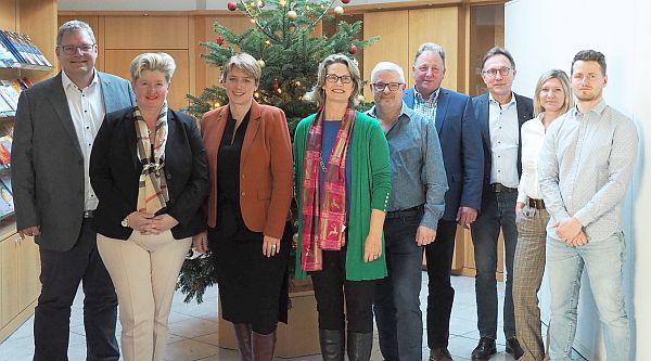 Badisches Wirtschaftsgespräch mit Staatssekretärin Andrea Lindlohr in Freiburg abgehalten.
Von links: Achim Wiehle (Vizepräsident der VBU e.V.), Cornelia Rupp-Hafner (Hauptgeschäftsführerin der VBU e.V.), Staatssekretärin Andrea Lindlohr, Nina Hartmann (Präsidentin der VBU e.V.), Martin Ranz (Präsident von Schreiner Baden e.V.), Egon Busam (Vizepräsident der VBU e.V.), Bernd Ramsperger (Freiburger Messerschmiede) sowie Erika Seidler (Verband deutscher Unternehmerinnen e.V.) und Elias Wahl (Clustermanager von proHolz Schwarzwald).
Foto: Vereinigung Badischer Unternehmen und Verbände e.V. Badisches Wirtschaftsgespräch mit Staatssekretärin Andrea Lindlohr in Freiburg abgehalten.
Von links: Achim Wiehle (Vizepräsident der VBU e.V.), Cornelia Rupp-Hafner (Hauptgeschäftsführerin der VBU e.V.), Staatssekretärin Andrea Lindlohr, Nina Hartmann (Präsidentin der VBU e.V.), Martin Ranz (Präsident von Schreiner Baden e.V.), Egon Busam (Vizepräsident der VBU e.V.), Bernd Ramsperger (Freiburger Messerschmiede) sowie Erika Seidler (Verband deutscher Unternehmerinnen e.V.) und Elias Wahl (Clustermanager von proHolz Schwarzwald).
Foto: Vereinigung Badischer Unternehmen und Verbände e.V.