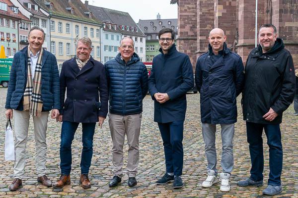 Freiburger Live Festival im Sommer 2023 auf dem Münsterplatz - Von links: Dr. Leander Hotaki (Albert-Konzerte GmbH), Marc Oßwald (VADDI CONCERTS), Hans-Georg Kaiser (Freiburger Barockorchester) , OB Martin Horn, Bela Gurath (Sea You Freiburg GmbH), Christoph Römmler (KAROevents).
REGIOTRENDS-Foto: Jens Glade Freiburger Live Festival im Sommer 2023 auf dem Münsterplatz - Von links: Dr. Leander Hotaki (Albert-Konzerte GmbH), Marc Oßwald (VADDI CONCERTS), Hans-Georg Kaiser (Freiburger Barockorchester) , OB Martin Horn, Bela Gurath (Sea You Freiburg GmbH), Christoph Römmler (KAROevents).
REGIOTRENDS-Foto: Jens Glade