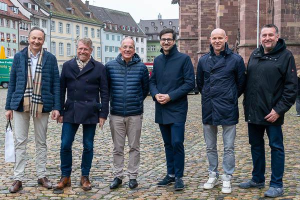 Freiburger Live Festival im Sommer 2023 auf dem Münsterplatz - Von links: Dr. Leander Hotaki (Albert-Konzerte GmbH), Marc Oßwald (VADDI CONCERTS), Hans-Georg Kaiser (Freiburger Barockorchester) , OB Martin Horn, Bela Gurath (Sea You Freiburg GmbH), Christoph Römmler (KAROevents).

REGIOTRENDS-Foto: Jens Glade