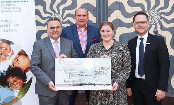 3.000 Euro für Kinderschutzbund Freiburg gespendet.
Von links: Daniel Zeiler (Vorstandsvorsitzender Sparkasse), Horst Hoffmann (Schatzmeister Kinderschutzbund), Chiara Platten (Geschäftsführerin Kinderschutzbund) und Marc Winsheimer (Referatsleiter Sparkasse).
Foto: Sparkasse Freiburg-Nördlicher Breisgau
3.000 Euro für Kinderschutzbund Freiburg gespendet.
Von links: Daniel Zeiler (Vorstandsvorsitzender Sparkasse), Horst Hoffmann (Schatzmeister Kinderschutzbund), Chiara Platten (Geschäftsführerin Kinderschutzbund) und Marc Winsheimer (Referatsleiter Sparkasse).
Foto: Sparkasse Freiburg-Nördlicher Breisgau
