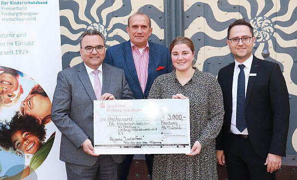 3.000 Euro für Kinderschutzbund Freiburg gespendet.
Von links: Daniel Zeiler (Vorstandsvorsitzender Sparkasse), Horst Hoffmann (Schatzmeister Kinderschutzbund), Chiara Platten (Geschäftsführerin Kinderschutzbund) und Marc Winsheimer (Referatsleiter Sparkasse).

Foto: Sparkasse Freiburg-Nördlicher Breisgau
