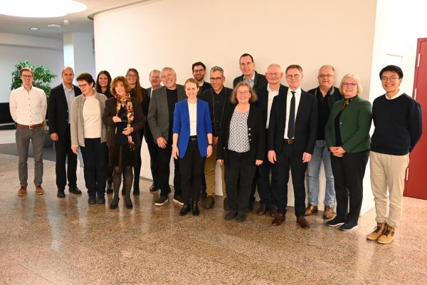 (Von links 3. Reihe): Robin Förster, Prof. Dr. Andy Maun, Isabell Dörflinger, Sophia Warnecke, Gernot Haug, Marco Clobes, Michael Hornemann, Dr. Jürgen Muthmann, Dr. Petra Muthmann, Viet Duc Bui, (von links 2. Reihe): Dr. Barbara Bohl, Dr. Paula Hezler-Rusch, Dr. Ingolf Lenz, Dr. Michael Maraun, Dr. Ulrich Voshaar, (von links 1. Reihe): Cornelia Wülbeck, Dr. Martina Bischoff, Prof. Dr. Hans-Heinrich Osterhues | Foto: Bezirksärztekammer Südbaden 2022 (Von links 3. Reihe): Robin Förster, Prof. Dr. Andy Maun, Isabell Dörflinger, Sophia Warnecke, Gernot Haug, Marco Clobes, Michael Hornemann, Dr. Jürgen Muthmann, Dr. Petra Muthmann, Viet Duc Bui, (von links 2. Reihe): Dr. Barbara Bohl, Dr. Paula Hezler-Rusch, Dr. Ingolf Lenz, Dr. Michael Maraun, Dr. Ulrich Voshaar, (von links 1. Reihe): Cornelia Wülbeck, Dr. Martina Bischoff, Prof. Dr. Hans-Heinrich Osterhues | Foto: Bezirksärztekammer Südbaden 2022