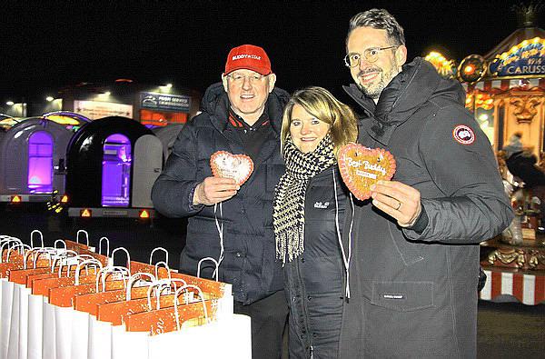 Kleine Foodtrucks, große Eröffnung! - Neues Foodtrailer "BuddyStar"-Werk mit Weihnachtsmarkt auf dem Firmengelände in Emmendingen eröffnet

Geschäftsführer Wolfgang Walk (links) begrüßte die geladenen Gäste zusammen mit seinem Team am Eingang des Firmengeländes 

REGIOTRENDS-Foto: Reinhard Laniot