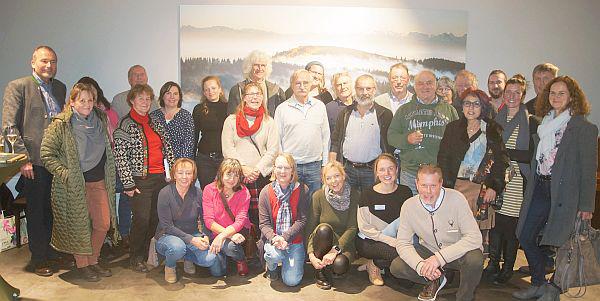 Rückblick auf bunte Markt-Saison: Insgesamt 24 Naturpark-Märkte luden 2022 in der Regio zum Einkaufen, Genießen und Entdecken ein.
Mit einem zwanglosen Treffen der Beteiligten rund um die Naturpark-Märkte fand die Saison 2022 in der Naturpark-Marktscheune Wälder:Genuss in Feldberg-Bärental ihren stimmungsvollen Abschluss.
Foto: Naturpark Südschwarzwald e.V. Rückblick auf bunte Markt-Saison: Insgesamt 24 Naturpark-Märkte luden 2022 in der Regio zum Einkaufen, Genießen und Entdecken ein.
Mit einem zwanglosen Treffen der Beteiligten rund um die Naturpark-Märkte fand die Saison 2022 in der Naturpark-Marktscheune Wälder:Genuss in Feldberg-Bärental ihren stimmungsvollen Abschluss.
Foto: Naturpark Südschwarzwald e.V.
