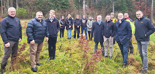 Wald in Villingen-Schwenningen profitiert von großzügigen Spenden.
So sieht ein 'Green Deal' für die Firma Kübler Group aus. Die jungen Eichen, für die das Unternehmen aus Schwenningen 2.500 Euro gestiftet hat, wurden auf einer Fläche in Schwenningen gepflanzt.

Foto: Stadt Villingen-Schwenningen - Madlen Falke