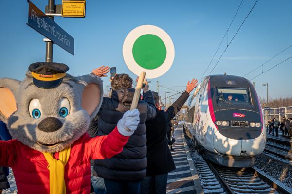 Ed Euromaus hält den TGV INOUI in Ringsheim/Europa-Park an
Bild: Europa-Park Ed Euromaus hält den TGV INOUI in Ringsheim/Europa-Park an
Bild: Europa-Park