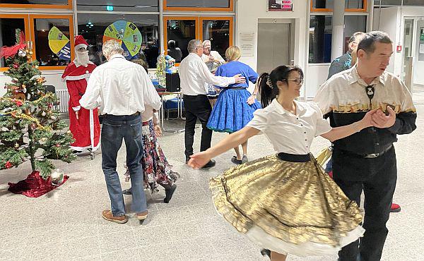 Wenn die „Callerin“ Weihnachtslieder auflegt... - „Square Dance Club Emmendingen“ konnte nach Coronapause endlich wieder weihnachtlichen Clubabend feiern.

Foto: Thomas Winterhalder