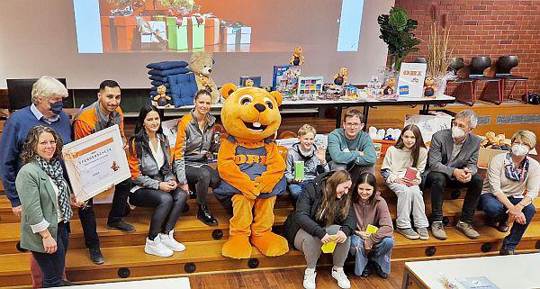 Weihnachtsspende für psychisch kranke Kinder und Jugendliche in Freiburg.
Von links: Madeleine Zimmermann (Oberärztin und Beisitzerin der Freiburger Vereinigung zur Hilfe für psychisch kranke Kinder und Jugendliche e.V.), Martin Sieber (Facharzt für Kinder- und Jugendpsychiatrie, -psychotherapie und –psychosomatik; Erster Vorsitzender der Freiburger Vereinigung zur Hilfe für psychisch kranke Kinder und Jugendliche e.V.), Gzim Nuredini (Bereichsleiter OBI Nord), Silke Limberger (Rechnungsprüfung OBI Nord), Mareike Danzeisen (Merchandising OBI Nord), Justin Susdorf (DH-Student als Biber OBI Nord), Patienten der Klinik für Psychiatrie, Psychotherapie und Psychosomatik im Kindes- und Jugendalter, (Martin Wimmer, Fachkrankenpfleger für Psychiatrie in der Klinik für Psychiatrie, Psychotherapie und Psychosomatik im Kindes- und Jugendalter), Christian Fleischhaker (kommissarischer Ärztlicher Direktor der Klinik für Psychiatrie, Psychotherapie und Psychosomatik im Kindes- und Jugendalter; Zweiter Vorsitzender der Freiburger Vereinigung zur Hilfe für psychisch kranke Kinder und Jugendliche e.V.) und Irene Märker (Stationsleiterin in der Klinik für Psychiatrie, Psychotherapie und Psychosomatik im Kindes- und Jugendalter; Beisitzerin der Freiburger Vereinigung zur Hilfe für psychisch kranke Kinder und Jugendliche e.V.)
Foto: Universitätsklinikum Freiburg Weihnachtsspende für psychisch kranke Kinder und Jugendliche in Freiburg.
Von links: Madeleine Zimmermann (Oberärztin und Beisitzerin der Freiburger Vereinigung zur Hilfe für psychisch kranke Kinder und Jugendliche e.V.), Martin Sieber (Facharzt für Kinder- und Jugendpsychiatrie, -psychotherapie und –psychosomatik; Erster Vorsitzender der Freiburger Vereinigung zur Hilfe für psychisch kranke Kinder und Jugendliche e.V.), Gzim Nuredini (Bereichsleiter OBI Nord), Silke Limberger (Rechnungsprüfung OBI Nord), Mareike Danzeisen (Merchandising OBI Nord), Justin Susdorf (DH-Student als Biber OBI Nord), Patienten der Klinik für Psychiatrie, Psychotherapie und Psychosomatik im Kindes- und Jugendalter, (Martin Wimmer, Fachkrankenpfleger für Psychiatrie in der Klinik für Psychiatrie, Psychotherapie und Psychosomatik im Kindes- und Jugendalter), Christian Fleischhaker (kommissarischer Ärztlicher Direktor der Klinik für Psychiatrie, Psychotherapie und Psychosomatik im Kindes- und Jugendalter; Zweiter Vorsitzender der Freiburger Vereinigung zur Hilfe für psychisch kranke Kinder und Jugendliche e.V.) und Irene Märker (Stationsleiterin in der Klinik für Psychiatrie, Psychotherapie und Psychosomatik im Kindes- und Jugendalter; Beisitzerin der Freiburger Vereinigung zur Hilfe für psychisch kranke Kinder und Jugendliche e.V.)
Foto: Universitätsklinikum Freiburg
