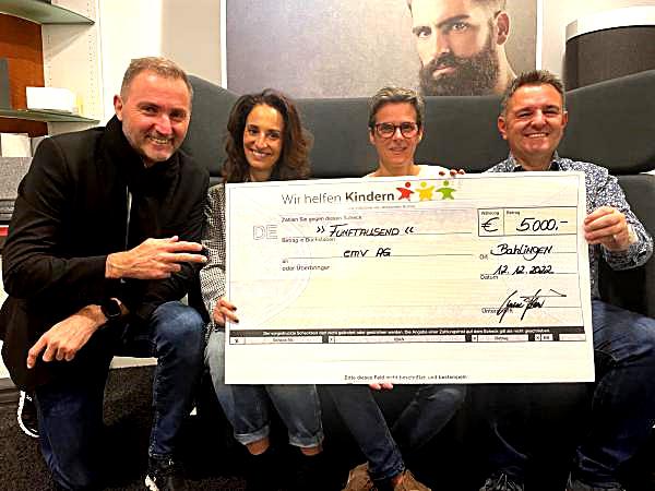 Von links: Frank Schweizer (Vorstand Wir helfen Kindern e.V.), Yvonne Kromer (Vorständin Wir helfen Kindern e.V.), Silke Müller (Prokuristin emv AG), Dirk Giessler (Vorstand emv AG);
Foto: Mats Kromer Von links: Frank Schweizer (Vorstand Wir helfen Kindern e.V.), Yvonne Kromer (Vorständin Wir helfen Kindern e.V.), Silke Müller (Prokuristin emv AG), Dirk Giessler (Vorstand emv AG);
Foto: Mats Kromer