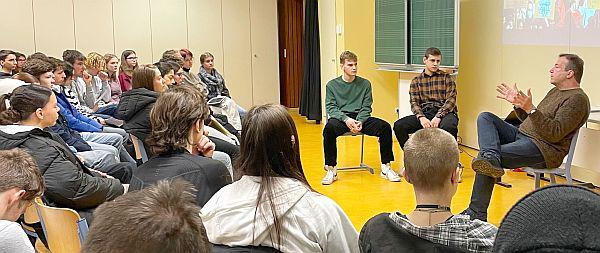 "Schweigender Protest bringt niemanden weiter." - Grünen-Landtagsabgeordneter Marwein besuchte Oken-Gymnasium in Offenburg.
Foto: Wahlkreisbüro Thomas Marwein "Schweigender Protest bringt niemanden weiter." - Grünen-Landtagsabgeordneter Marwein besuchte Oken-Gymnasium in Offenburg.
Foto: Wahlkreisbüro Thomas Marwein