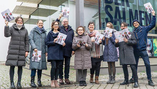 Salmen #9 erscheint in Offenburg - Neunte Ausgabe des städtischen Kulturmagazins blickt zurück auf Heimattage.
Das Team im Fachbereich Kultur präsentiert das aktuelle Salmen-Magazin vor dem Star der Heimattage 2022, dem neueröffneten Salmen (von links): Leonie Kern, Geraldine Streit, Katerina Ankerhold, Wolfgang Reinbold, Sabine Krocker, Kulturchefin Carmen Lötsch, Catarina Chakrabarty, Christian Kessler und Jonathan Rieder.

Foto: Stadt Offenburg 

 