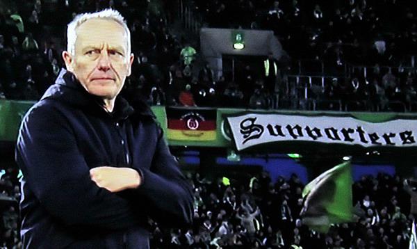 21. Januar 2023: Christian Streich am Spielfeldrand in Wolfsburg. Genau 11 Jahre nach seiner Bundesliga-Premiere. 

TV-Bild (ZDF)