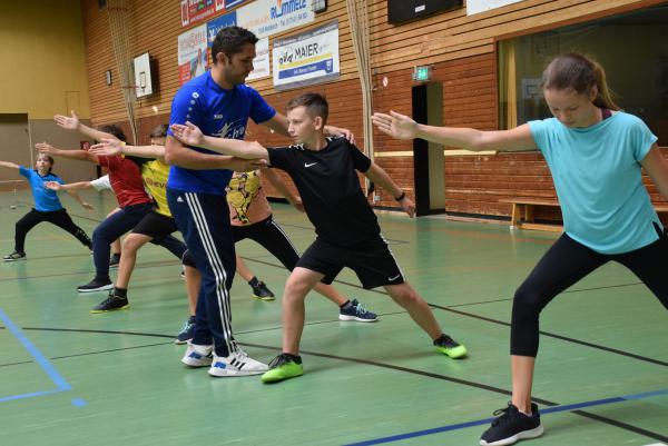Heranführen an das Fechten auf spielerische Art durch Vereinstrainer Andy Langenbacher Heranführen an das Fechten auf spielerische Art durch Vereinstrainer Andy Langenbacher