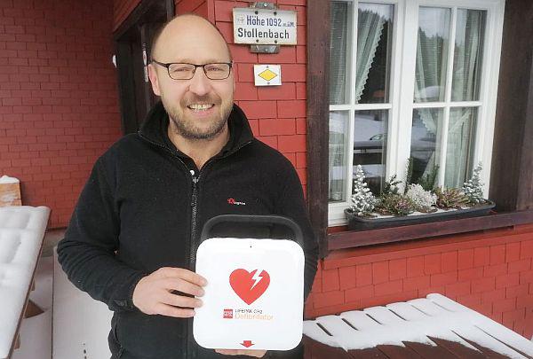 "Höchster" Defibrillator wurde in Oberried aufgehängt.
DRK-Vorsitzender Markus Braun aus Oberried zeigt das neue Gerät.
Foto: Matthias Reinbold - DRK-Kreisverband Freiburg "Höchster" Defibrillator wurde in Oberried aufgehängt.
DRK-Vorsitzender Markus Braun aus Oberried zeigt das neue Gerät.
Foto: Matthias Reinbold - DRK-Kreisverband Freiburg